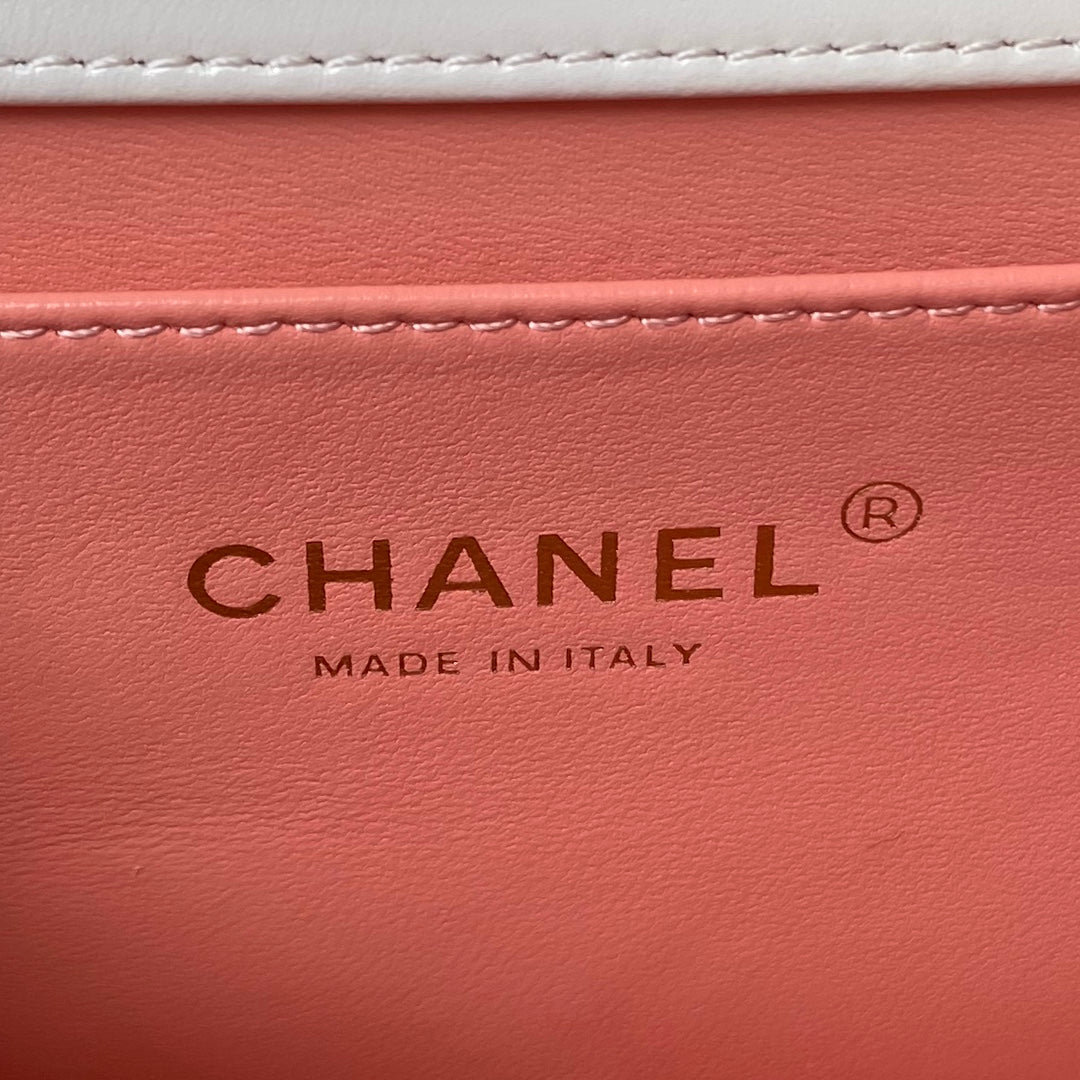 CHANEL FLAP BAG 22 IN WHITE CALFSKIN WITH DOUBLE GOLD BALL