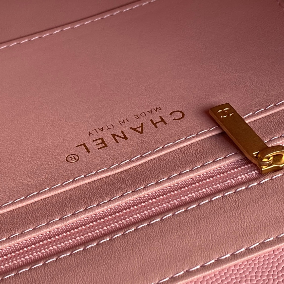 CHANEL RETRO STYLE FLAP BAG 22 IN LIGHT PINK GRAINED CALFSKIN GOLD HARDWARE