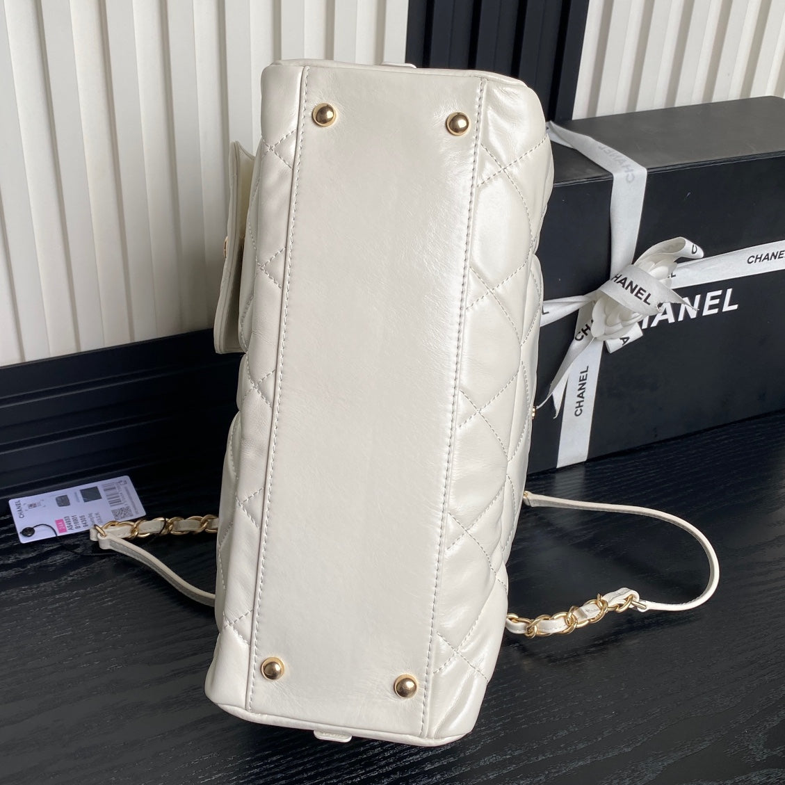 CHANEL BOWLING BAG 29 IN OFF-WHITE CALFSKIN GOLD HARDWARE
