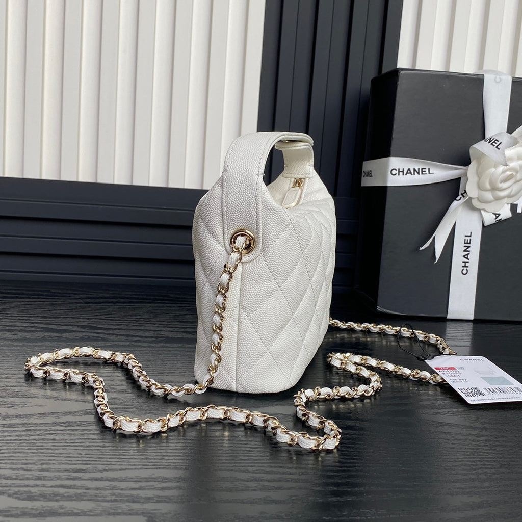 CHANEL HOBO BAG 21 IN WHITE GRAINED CALFSKIN GOLD HARDWARE