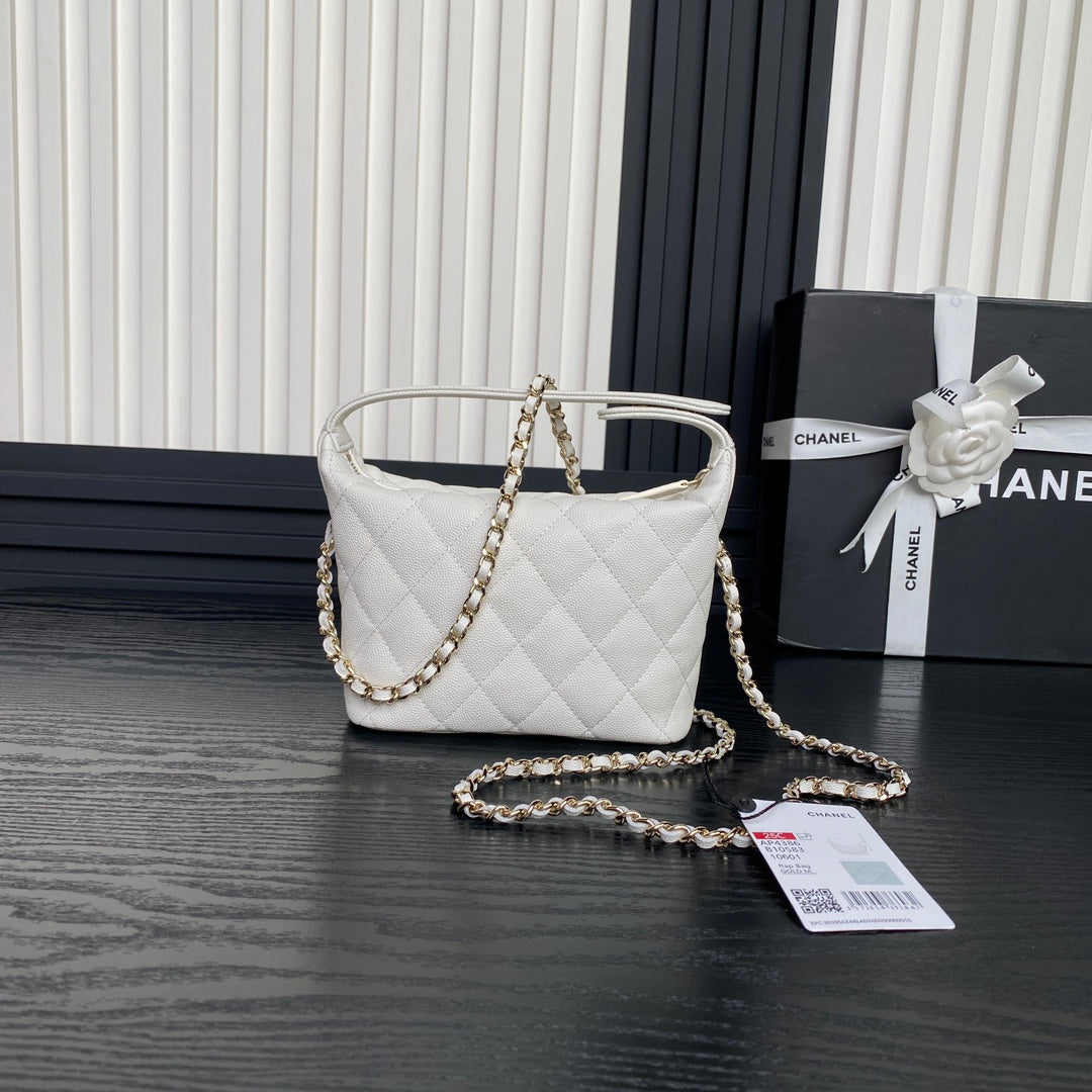 CHANEL HOBO BAG 21 IN WHITE GRAINED CALFSKIN GOLD HARDWARE