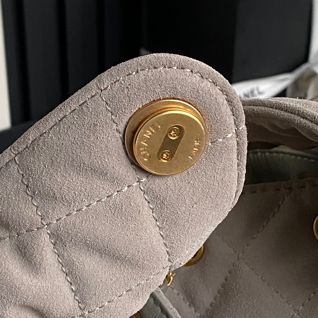 CHANEL MEDIUM HANDBAG 40 IN BEIGE SUEDE GOLD HARDWARE