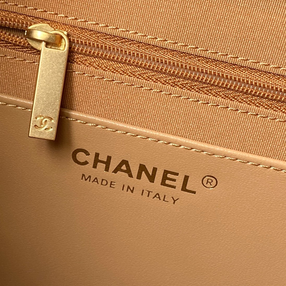 CHANEL 25S HOBO BAG 31 IN CARAMEL BROWN SUEDE WITH GOLD HARDWARE
