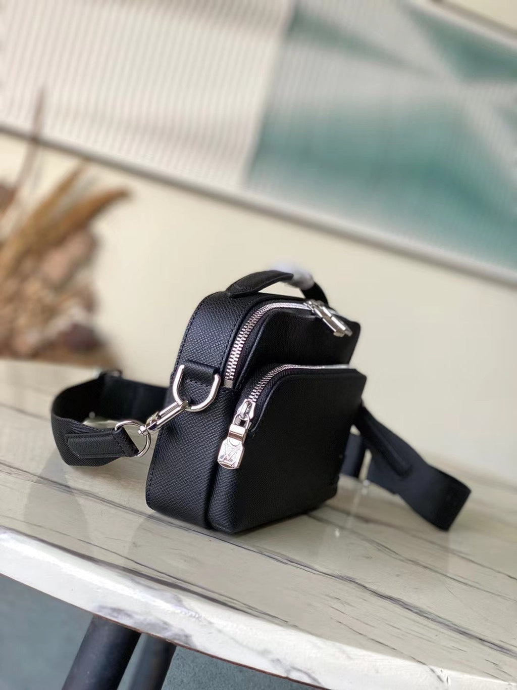 LOUIS VUITTON  AVENUE MESSENGER 22 IN BLACK CALFSKIN