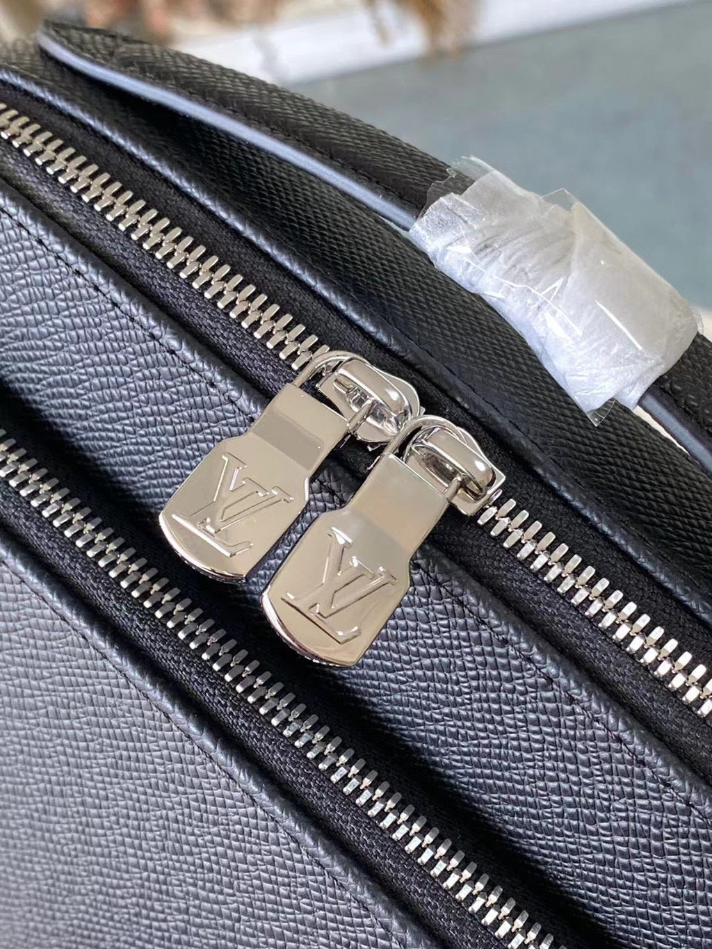 LOUIS VUITTON  AVENUE MESSENGER 22 IN BLACK CALFSKIN
