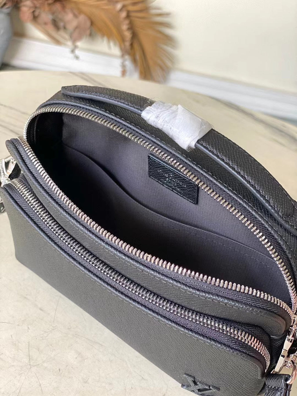LOUIS VUITTON  AVENUE MESSENGER 22 IN BLACK CALFSKIN