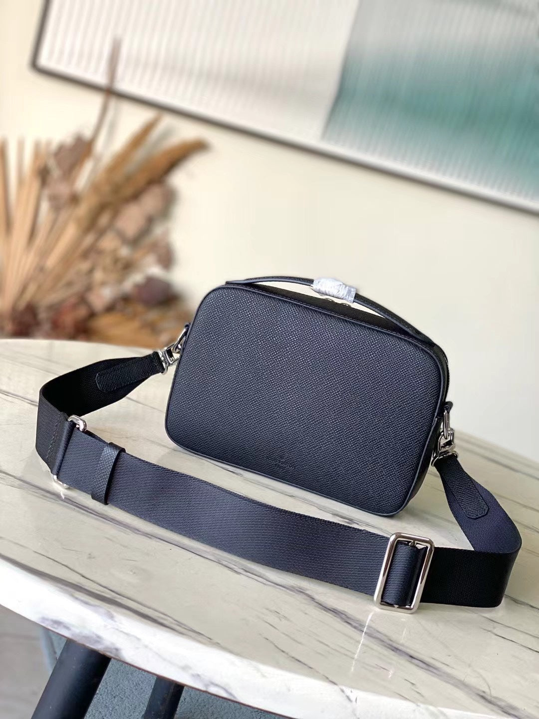 LOUIS VUITTON  AVENUE MESSENGER 22 IN BLACK CALFSKIN