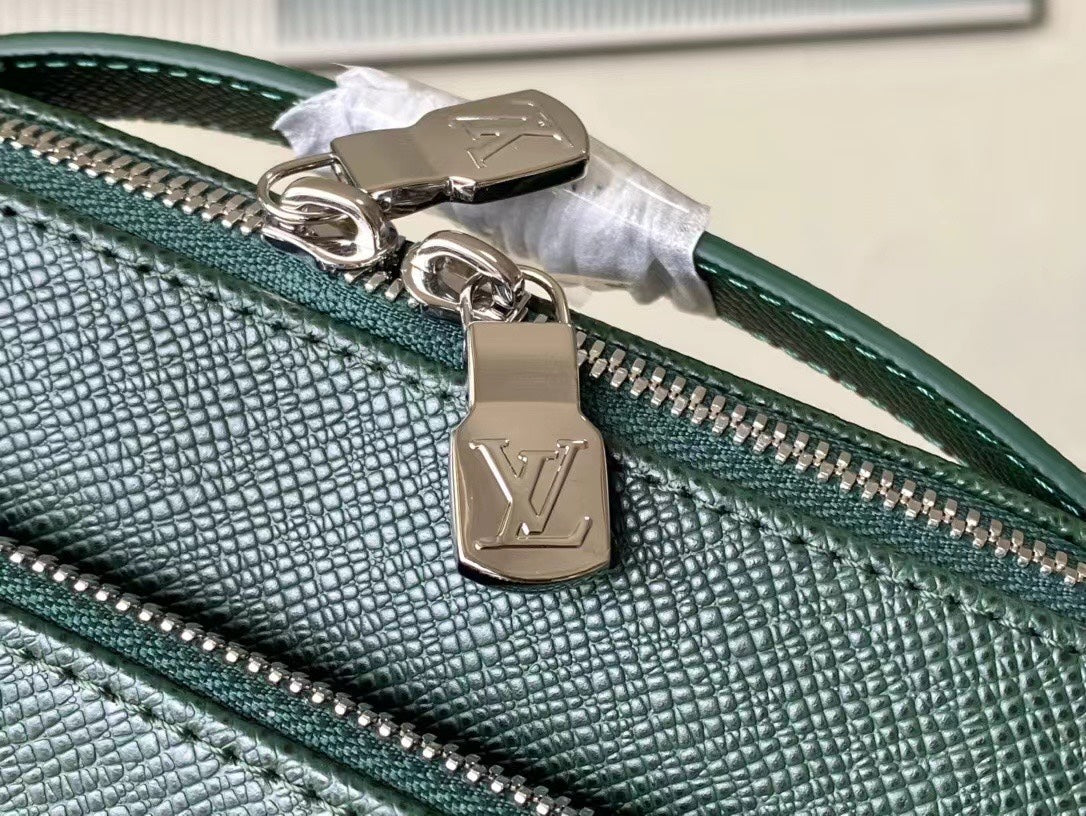 LOUIS VUITTON  AVENUE MESSENGER 22 IN FOREST GREEN CALFSKIN