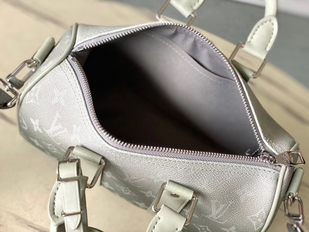 LOUIS VUITTON KEEPALL BANDOULIÈRE 25 IN GRAY MONOGRAM GRADIENT CANVAS