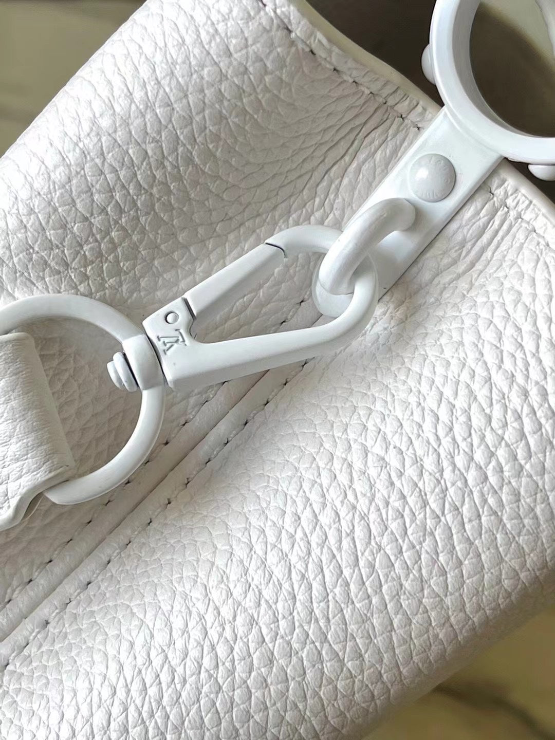 LOUIS VUITTON CAPUCINES EAST-WEST MINI 21 IN WHITE TAURILLON