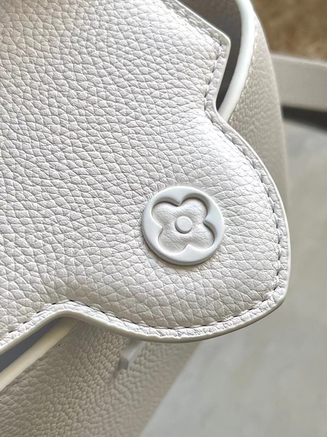 LOUIS VUITTON CAPUCINES EAST-WEST MINI 21 IN WHITE TAURILLON