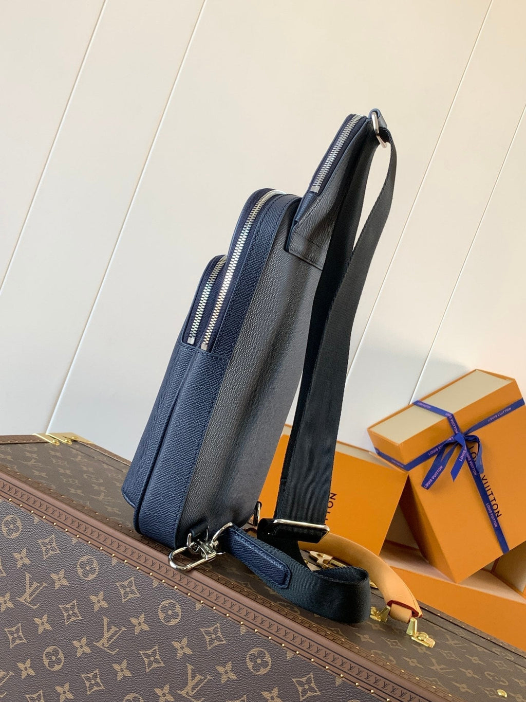 LOUIS VUITTON AVENUE SLINGBAG 31 IN NAVY BLUE TAIGA LEATHER