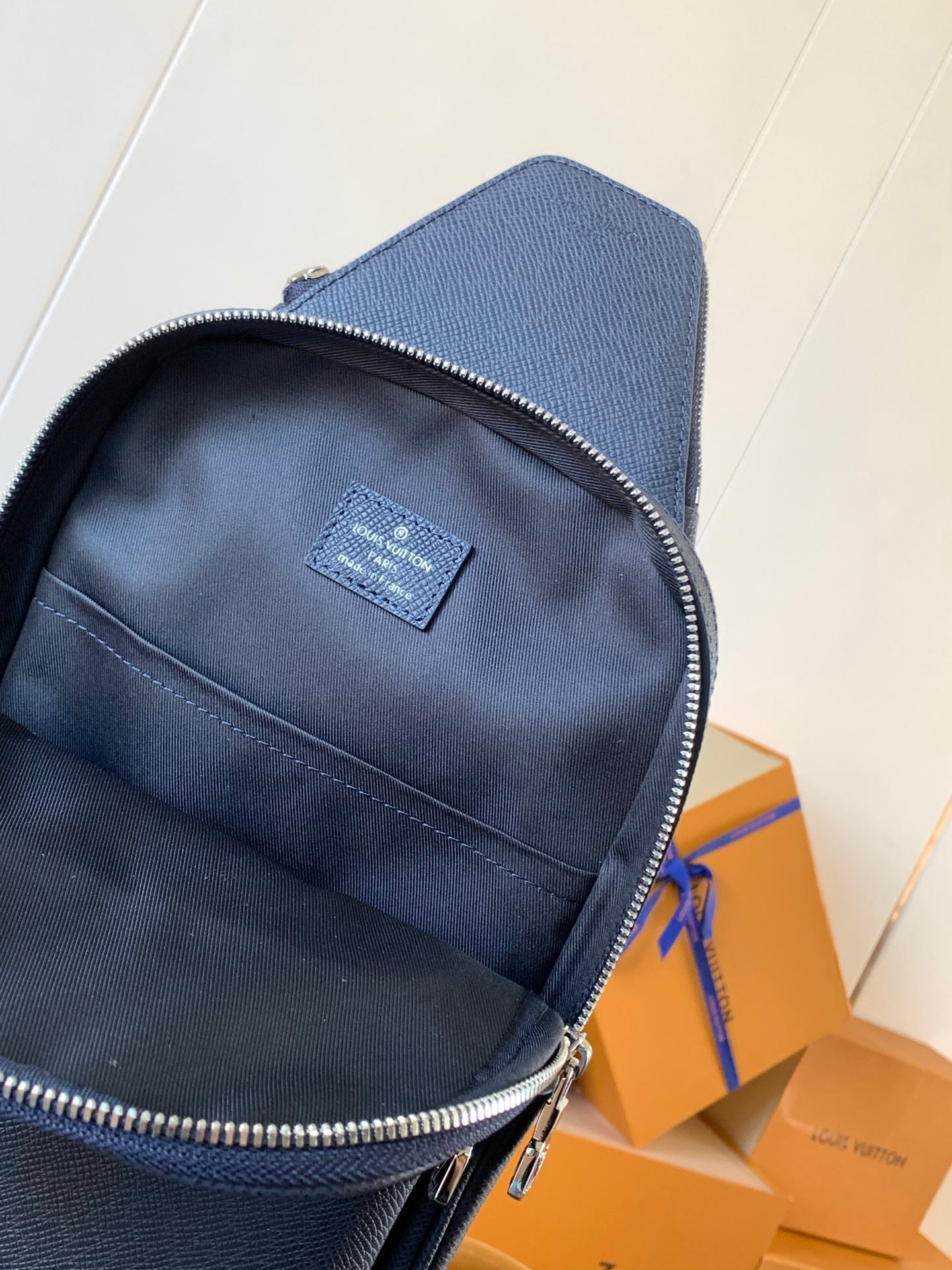 LOUIS VUITTON AVENUE SLINGBAG 31 IN NAVY BLUE TAIGA LEATHER