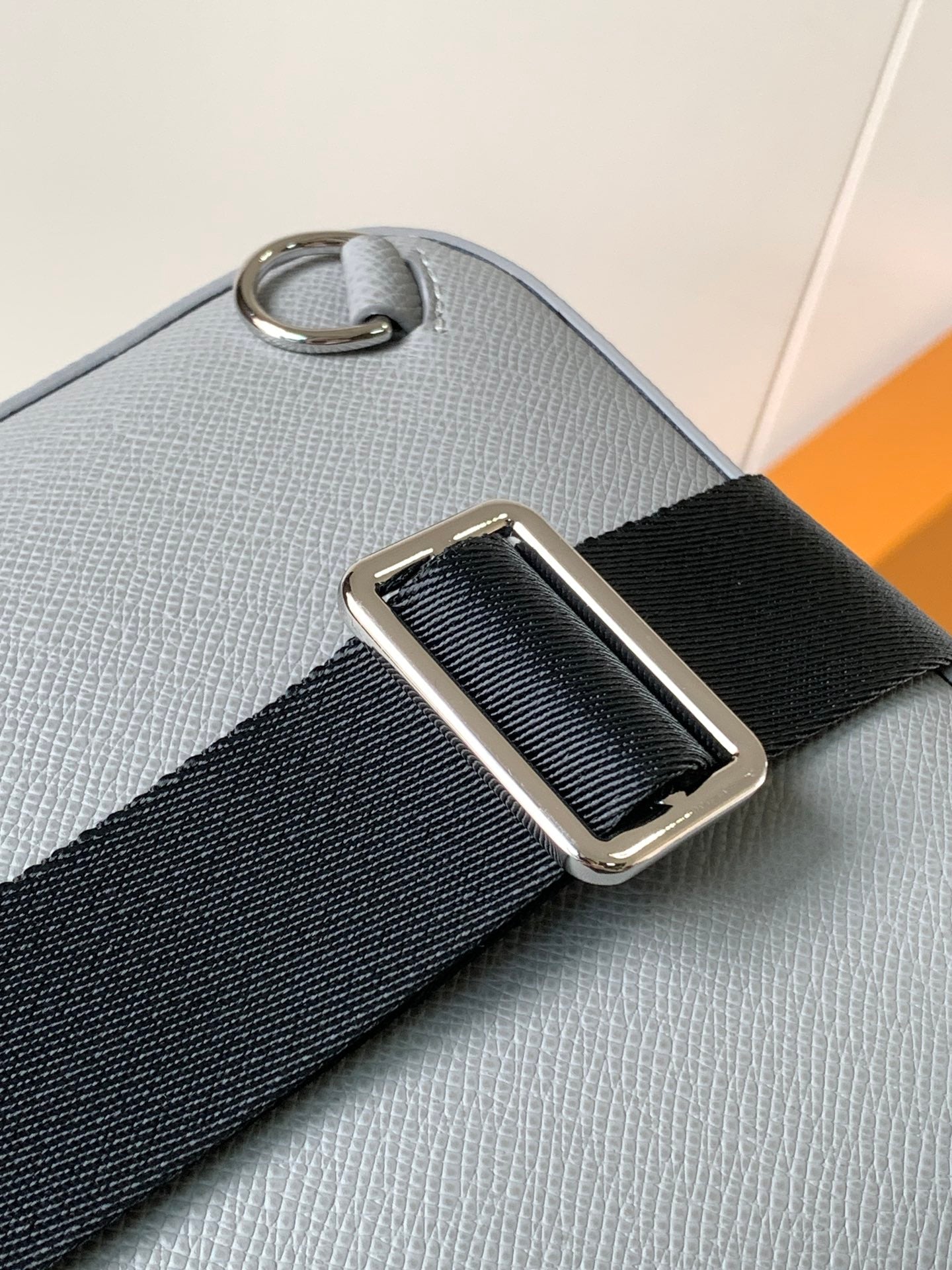 LOUIS VUITTON AVENUE SLINGBAG 31 IN GREY TAIGA LEATHER