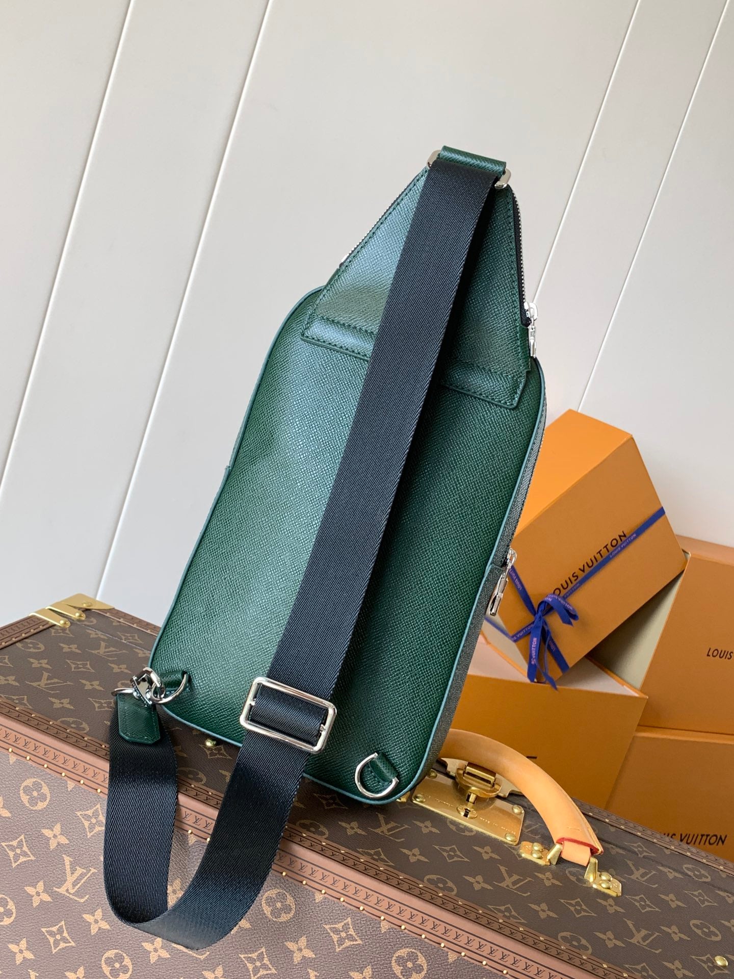 LOUIS VUITTON AVENUE SLINGBAG 31 IN DARK GREEN TAIGA LEATHER