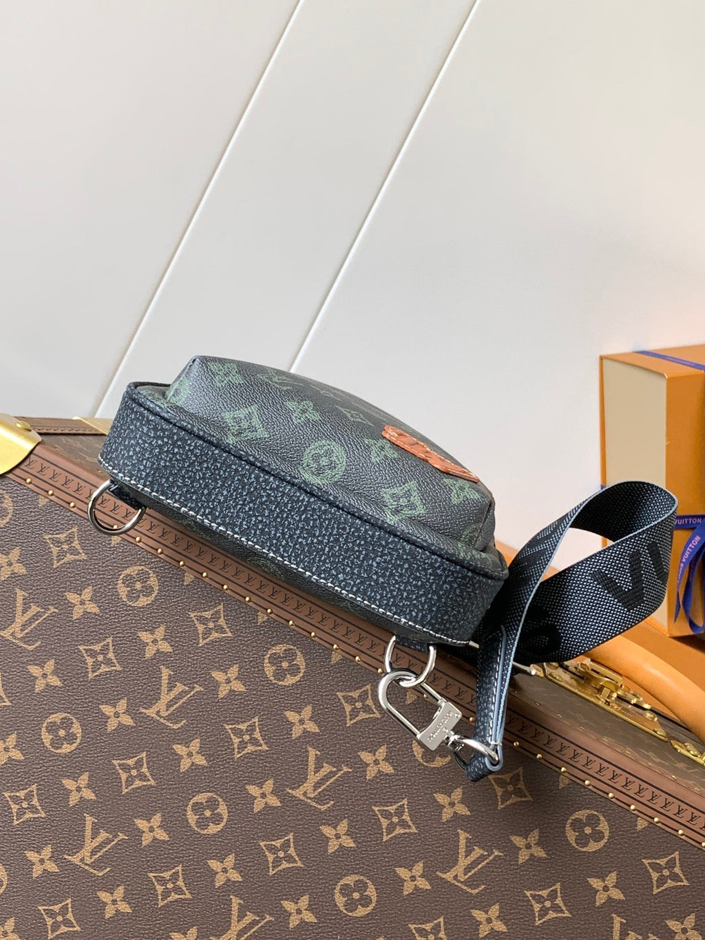 LOUIS VUITTON AVENUE SLINGBAG 31 IN BLACK MONOGRAM CANVAS WITH BROWN LOGO
