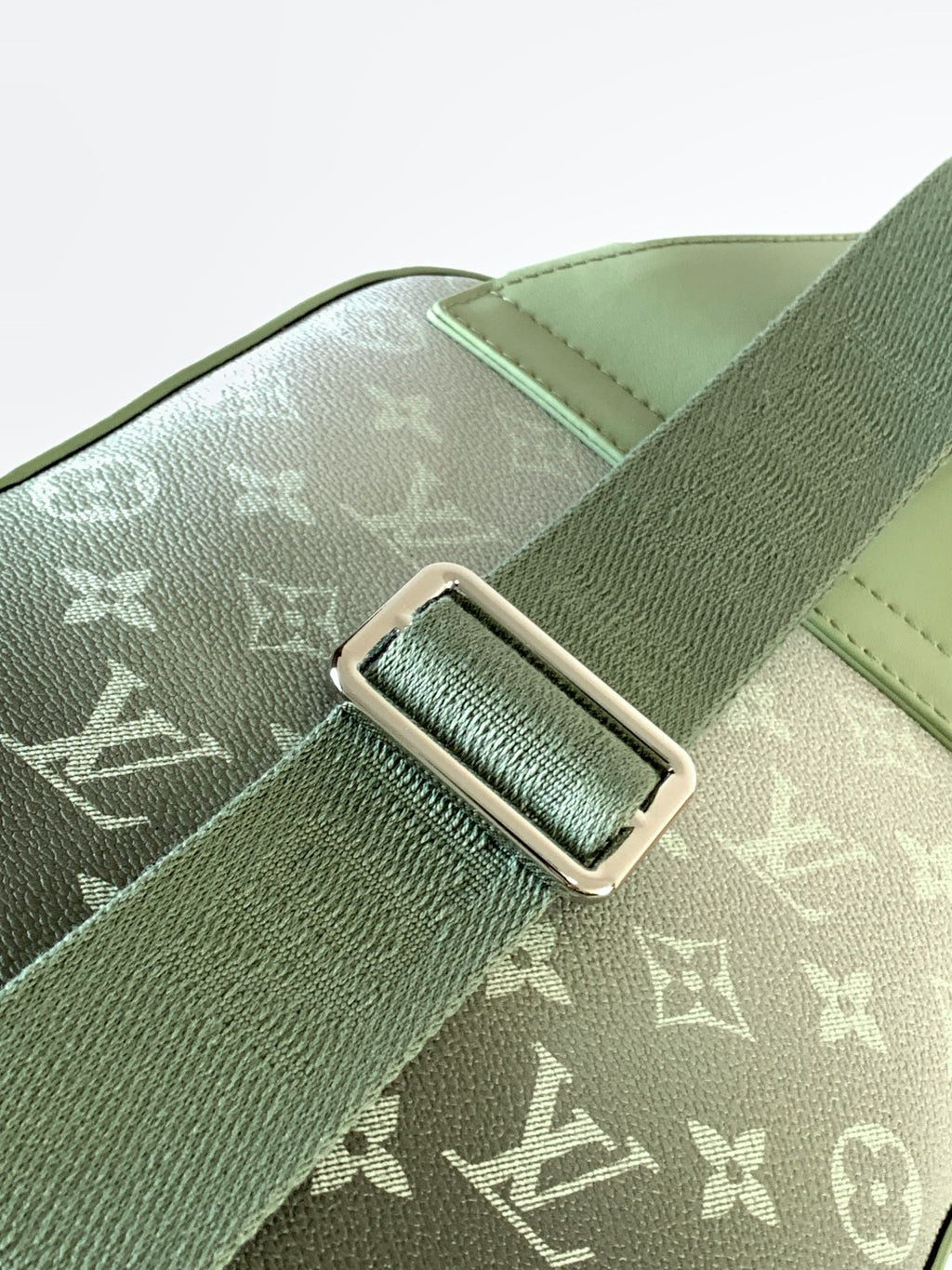 LOUIS VUITTON AVENUE SLINGBAG 31 IN WHITE AND BLACK OMBRE MONOGRAM CANVAS