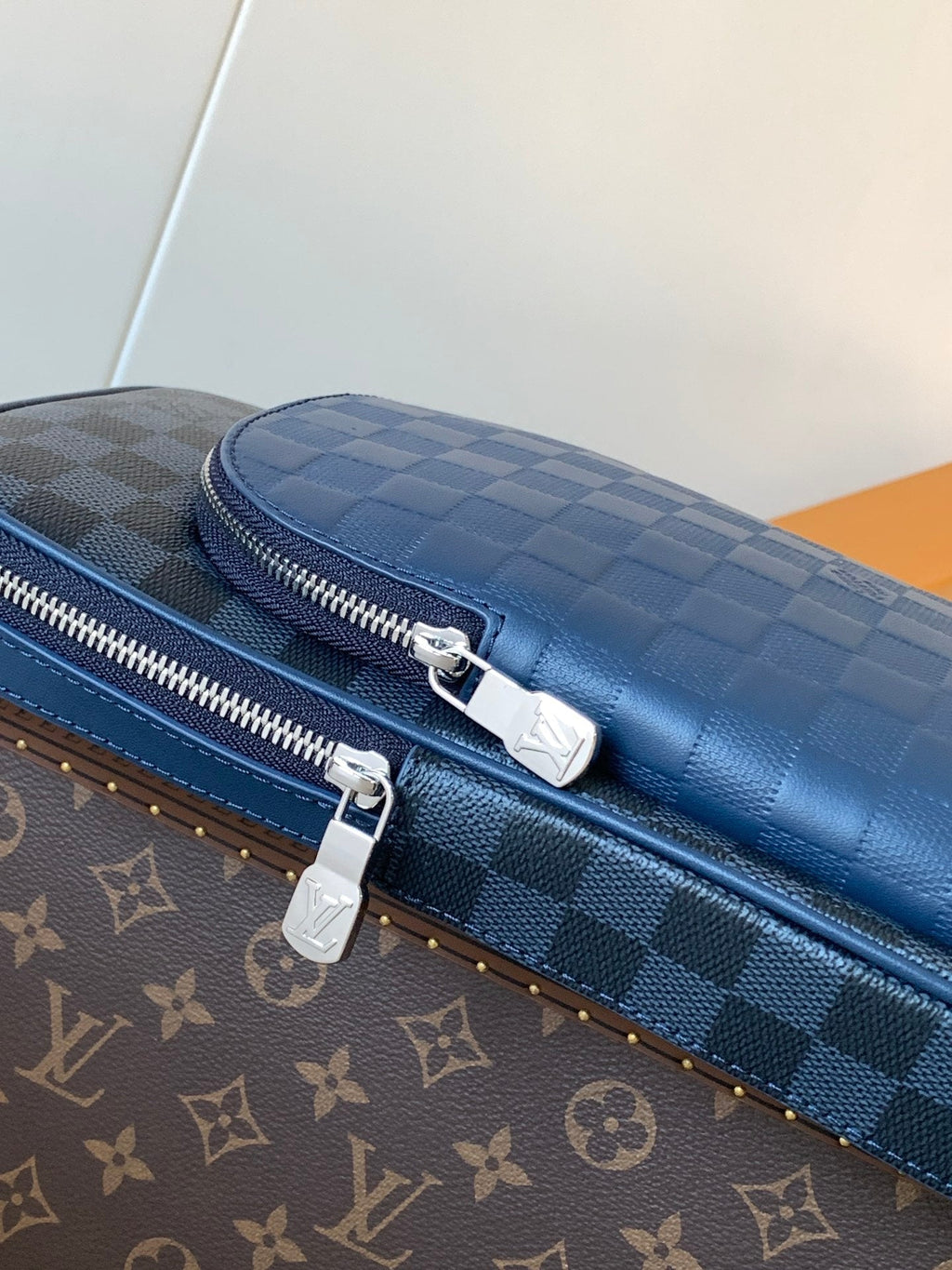 LOUIS VUITTON AVENUE SLINGBAG 31 IN NAVY BLUE TAIGA LEATHER WITH WHITE LOGO PRINTED