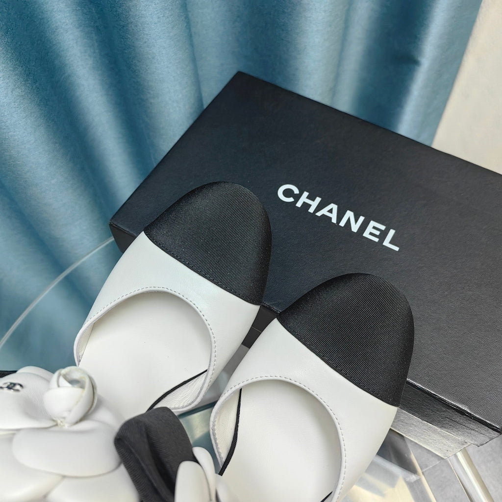CHANEL HIGH HEELS IN WHITE MIX BLACK SHEEPSKIN WITH FLOWER