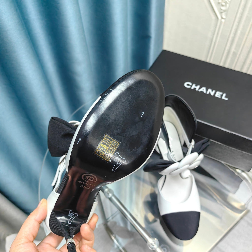 CHANEL HIGH HEELS IN WHITE MIX BLACK SHEEPSKIN WITH FLOWER