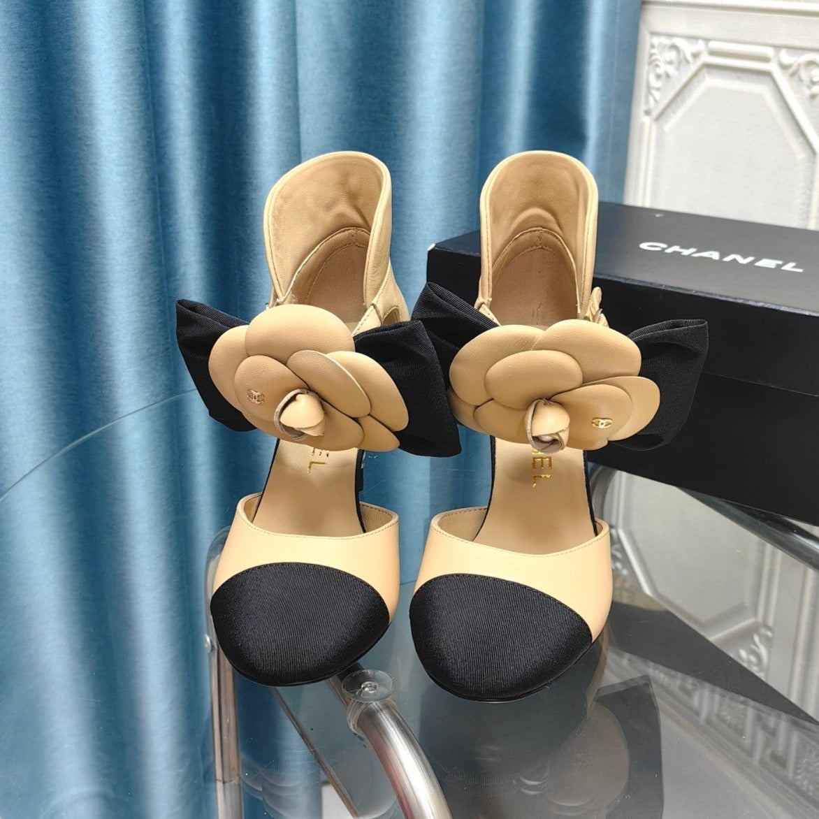 CHANEL HIGH HEELS IN DARK CREAM MIX BLACK SHEEPSKIN WITH FLOWER