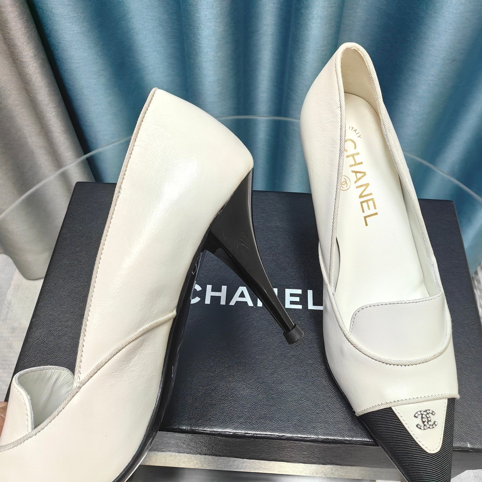 CHANEL HIGH HEELS IN WHITE MIX BLACK SHEEPSKIN