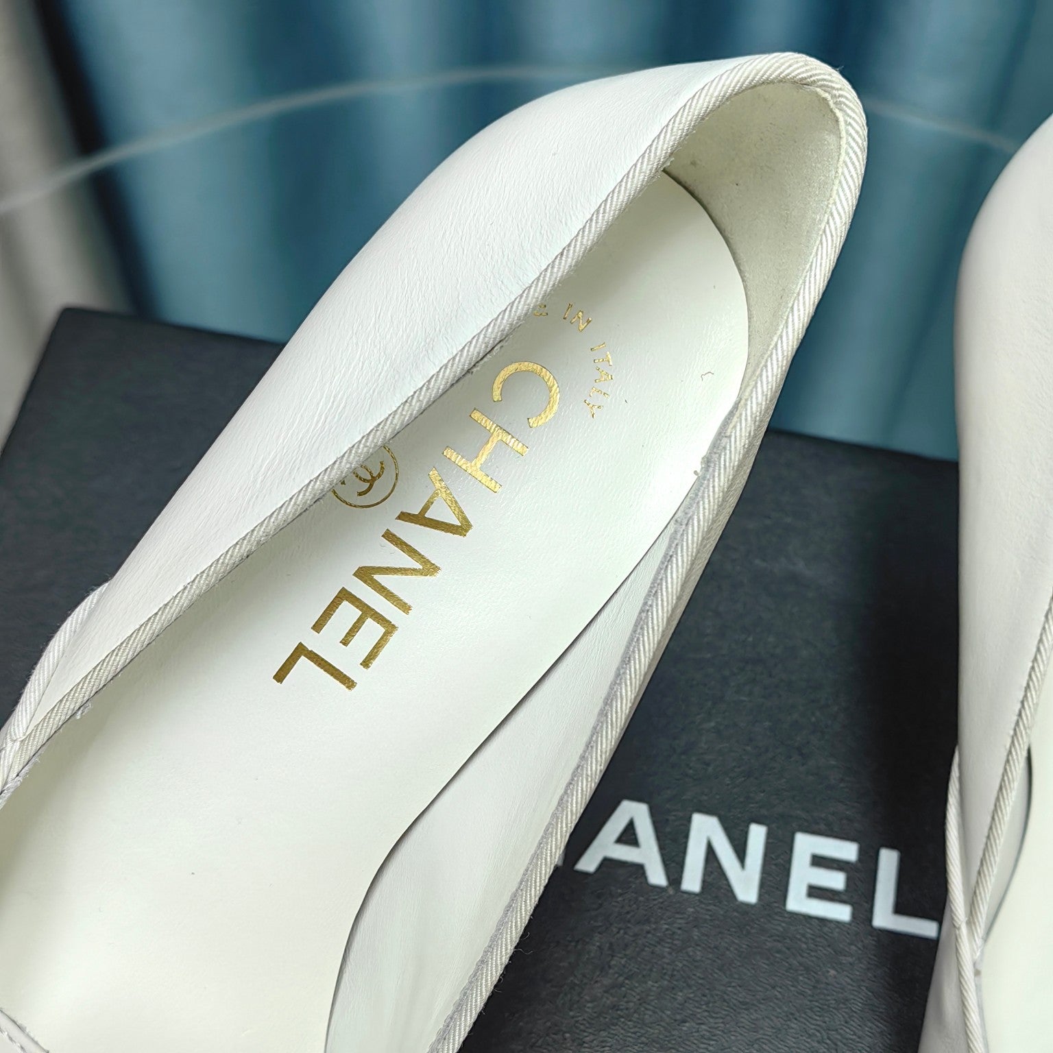 CHANEL HIGH HEELS IN WHITE MIX BLACK SHEEPSKIN