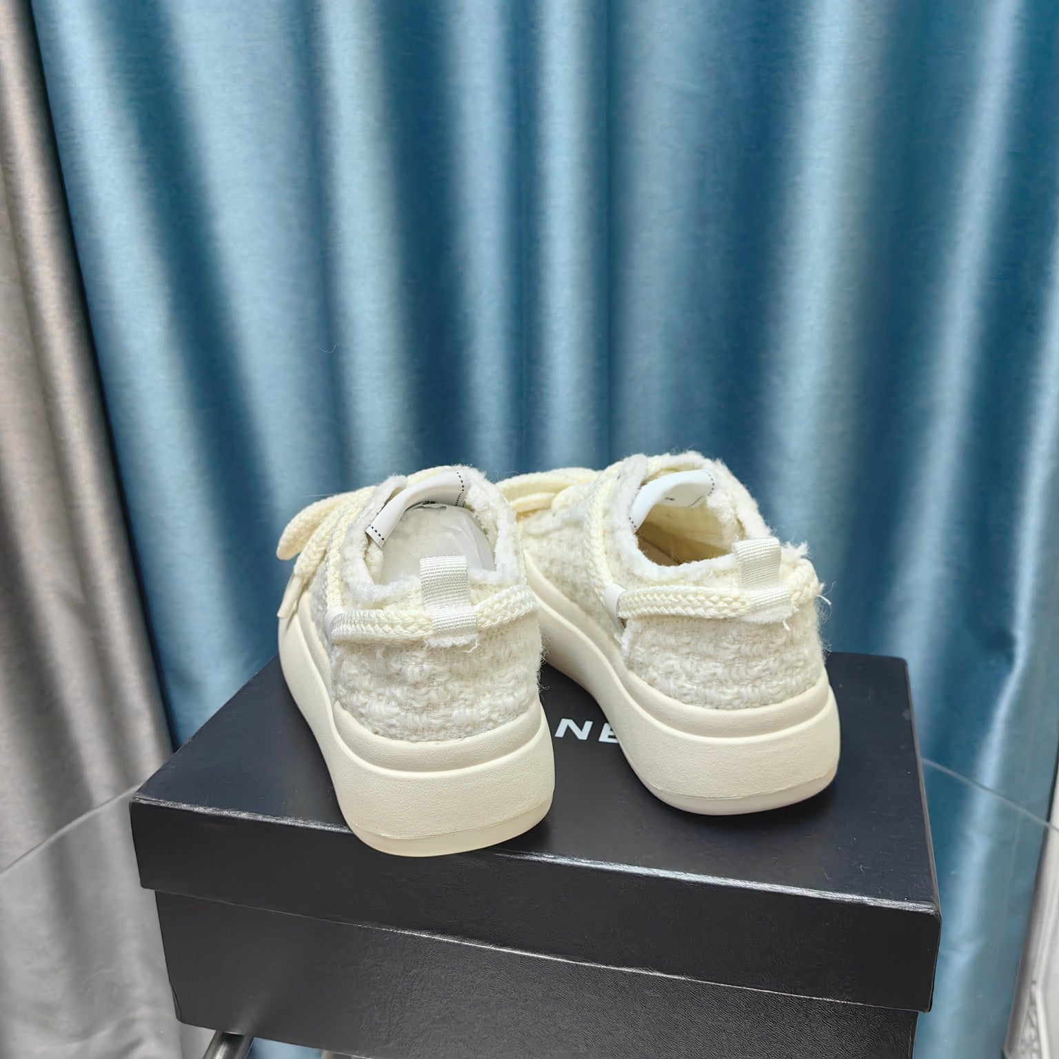 CHANEL THICK-SOLED SHOES IN WHITE WOVEN WOOL