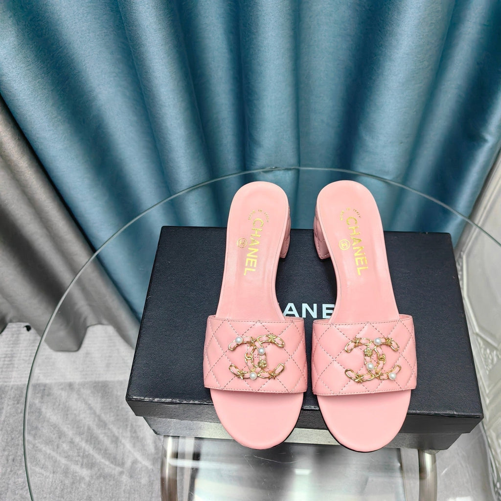 CHANEL MULE SLIDE SANDAL IN LIGHT PINK LAMBSKIN