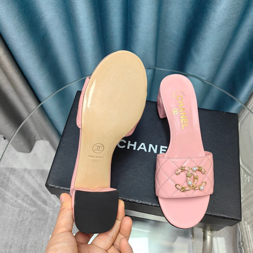 CHANEL MULE SLIDE SANDAL IN LIGHT PINK LAMBSKIN