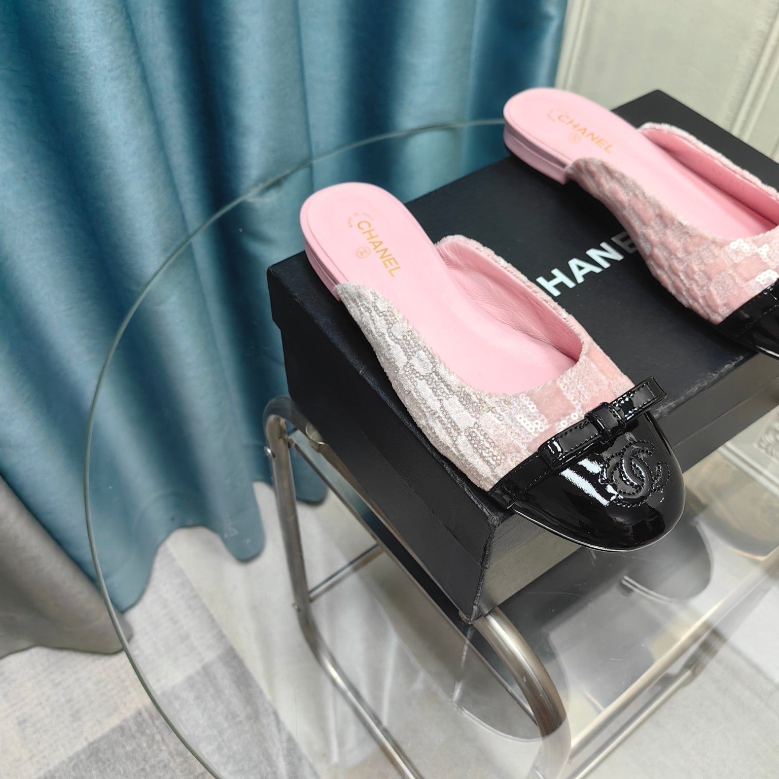 CHANEL MULE IN LIGHT PINK SATIN AND BLACK LAMBSKIN