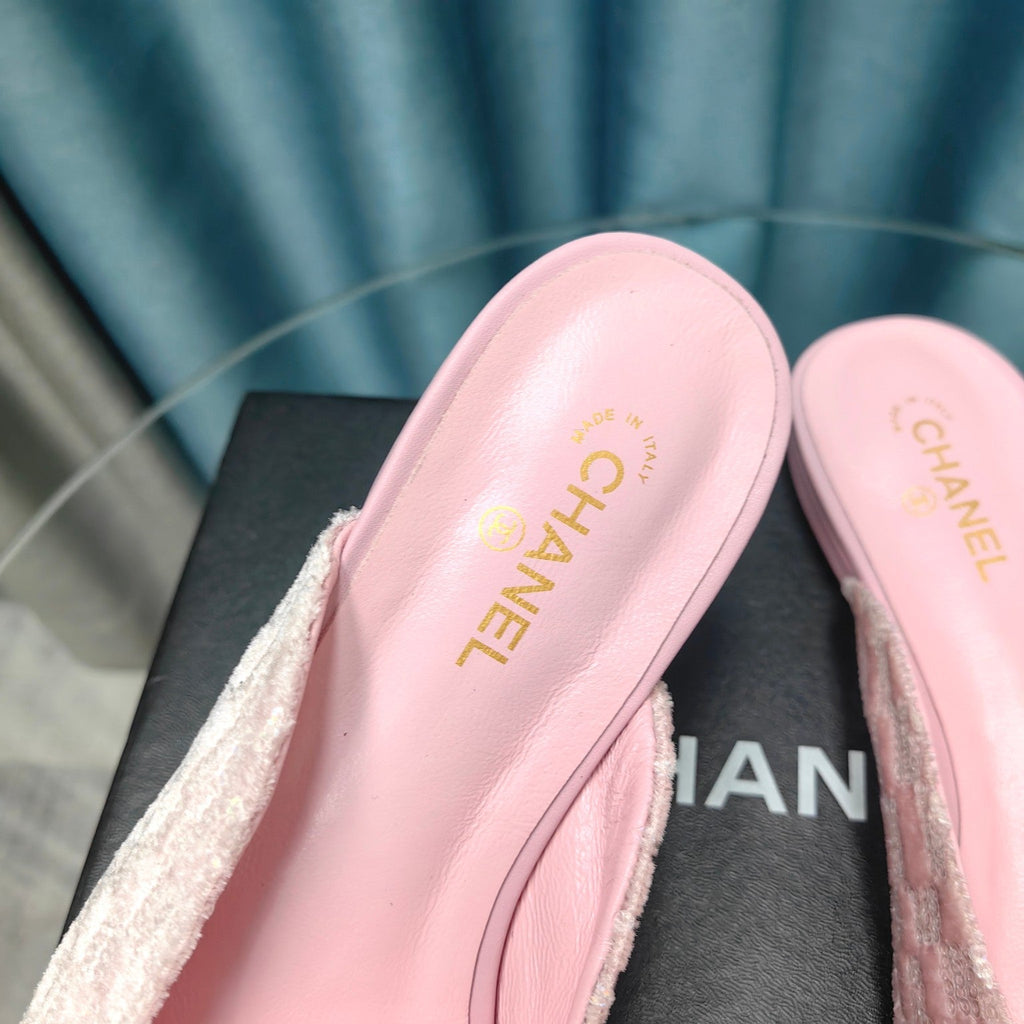 CHANEL MULE IN LIGHT PINK SATIN AND BLACK LAMBSKIN