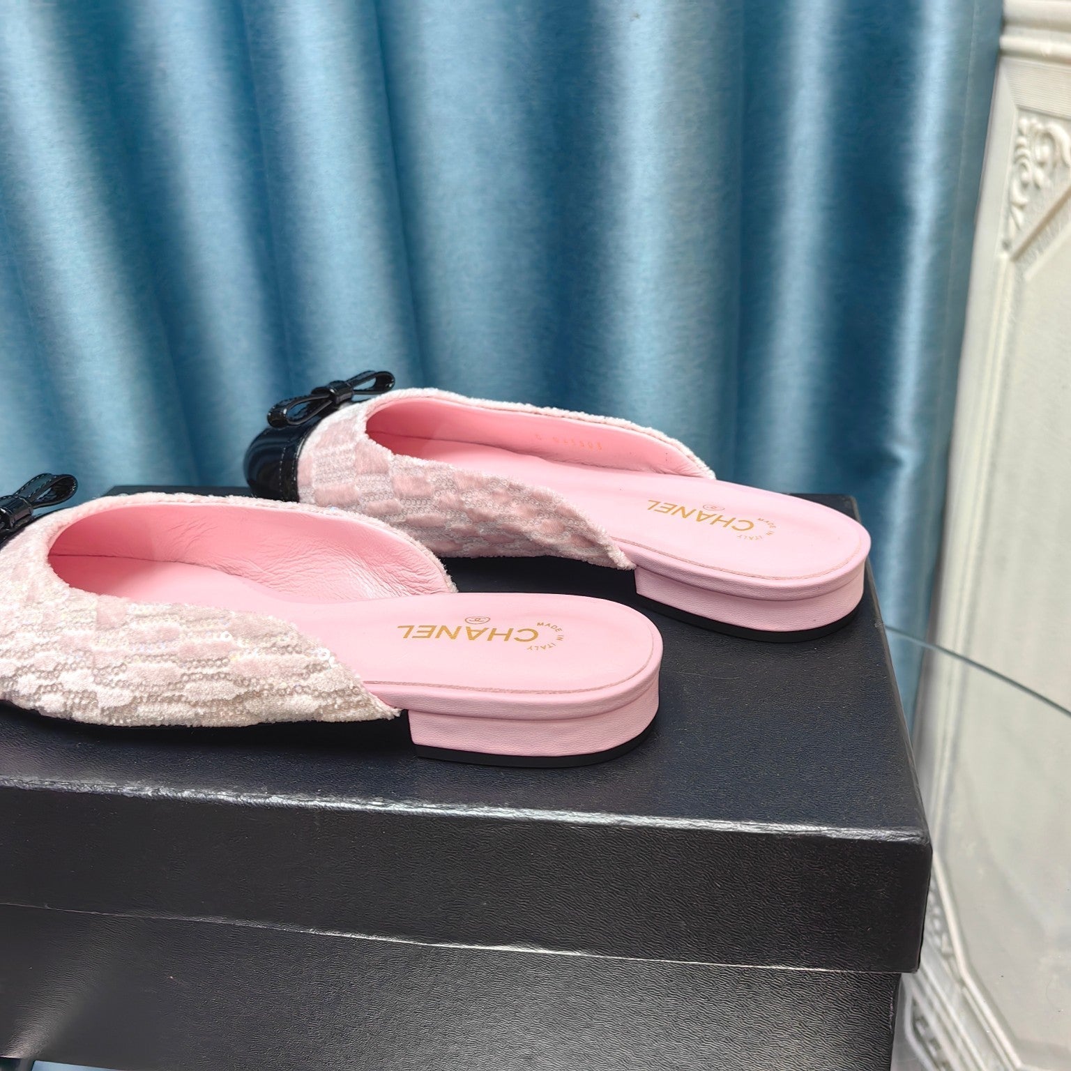 CHANEL MULE IN LIGHT PINK SATIN AND BLACK LAMBSKIN