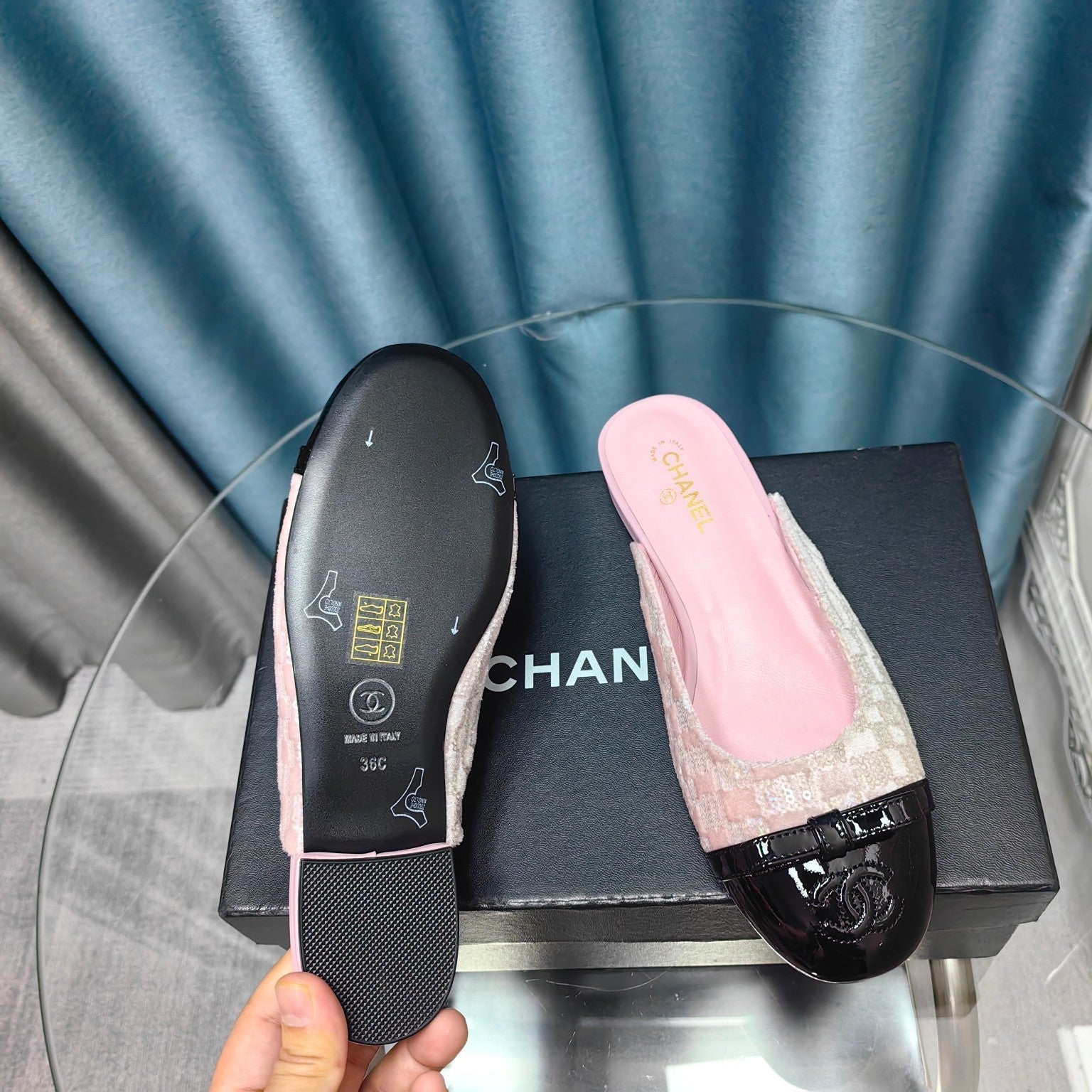 CHANEL MULE IN LIGHT PINK SATIN AND BLACK LAMBSKIN