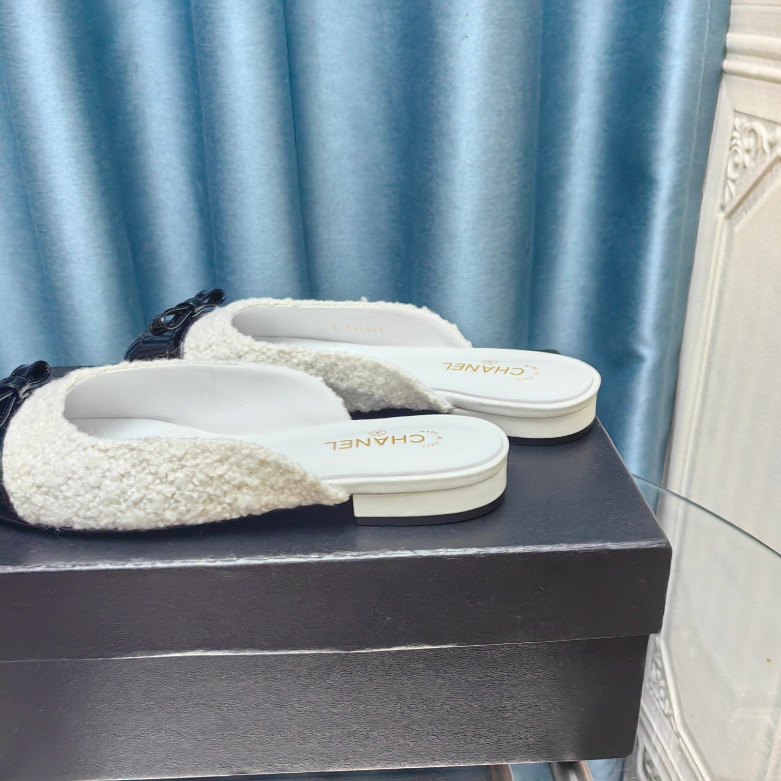 CHANEL MULE IN WHITE TWEED AND BLACK LAMBSKIN