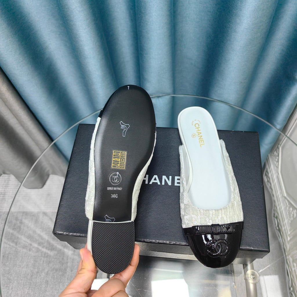 CHANEL MULE IN WHITE SATIN MIX BLACK LAMBSKIN