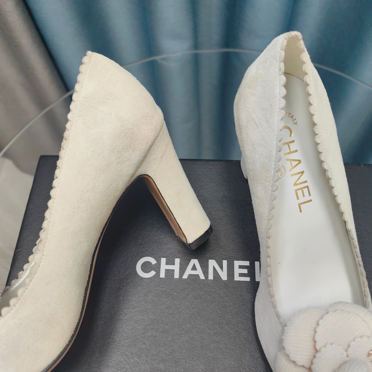 CHANEL HIGH HEELS 80 MM IN WHITE SUEDE AND BLACK CALFSKIN WITH FLOWER