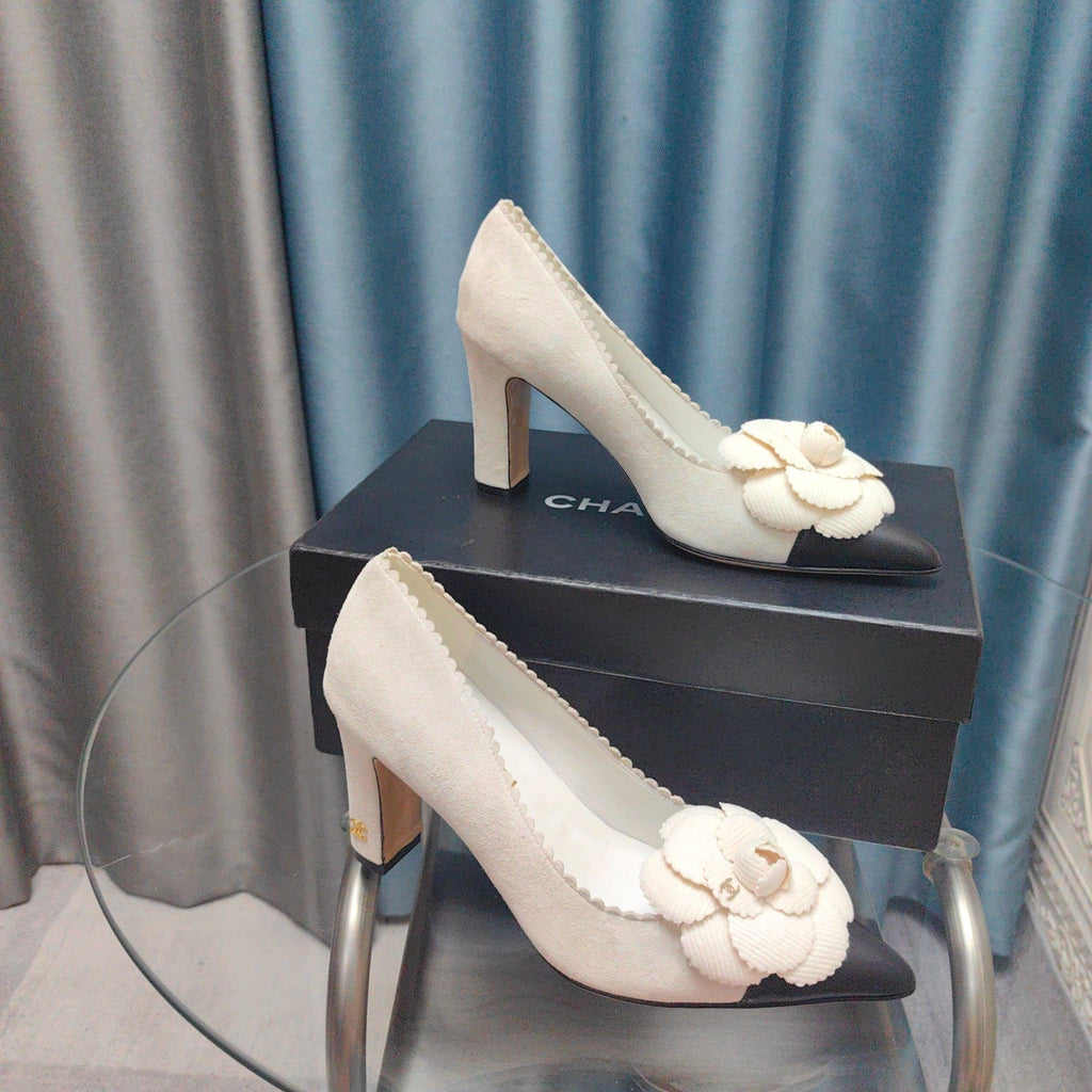 CHANEL HIGH HEELS 80 MM IN WHITE SUEDE AND BLACK CALFSKIN WITH FLOWER