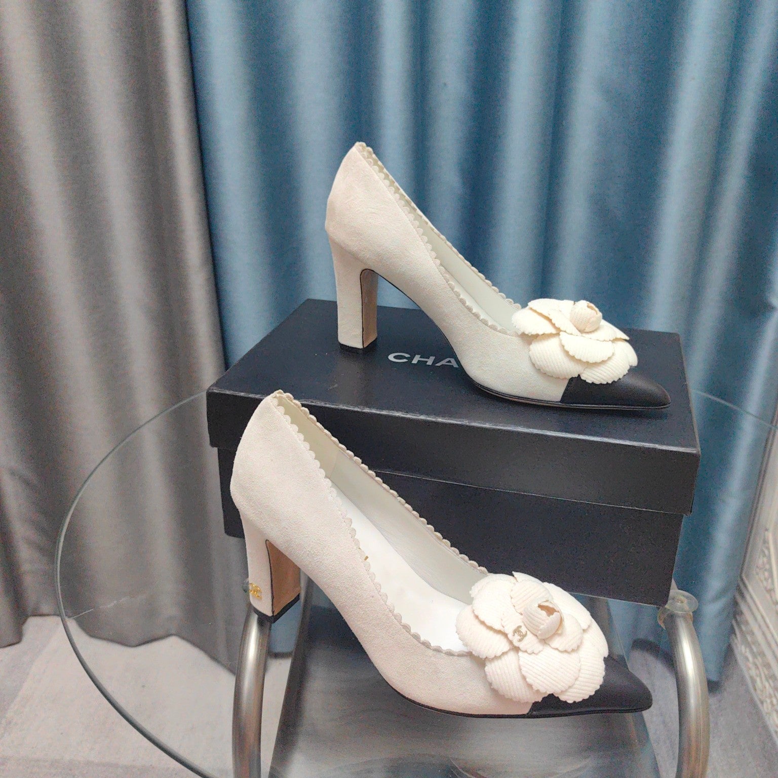 CHANEL HIGH HEELS 80 MM IN WHITE SUEDE AND BLACK CALFSKIN WITH FLOWER