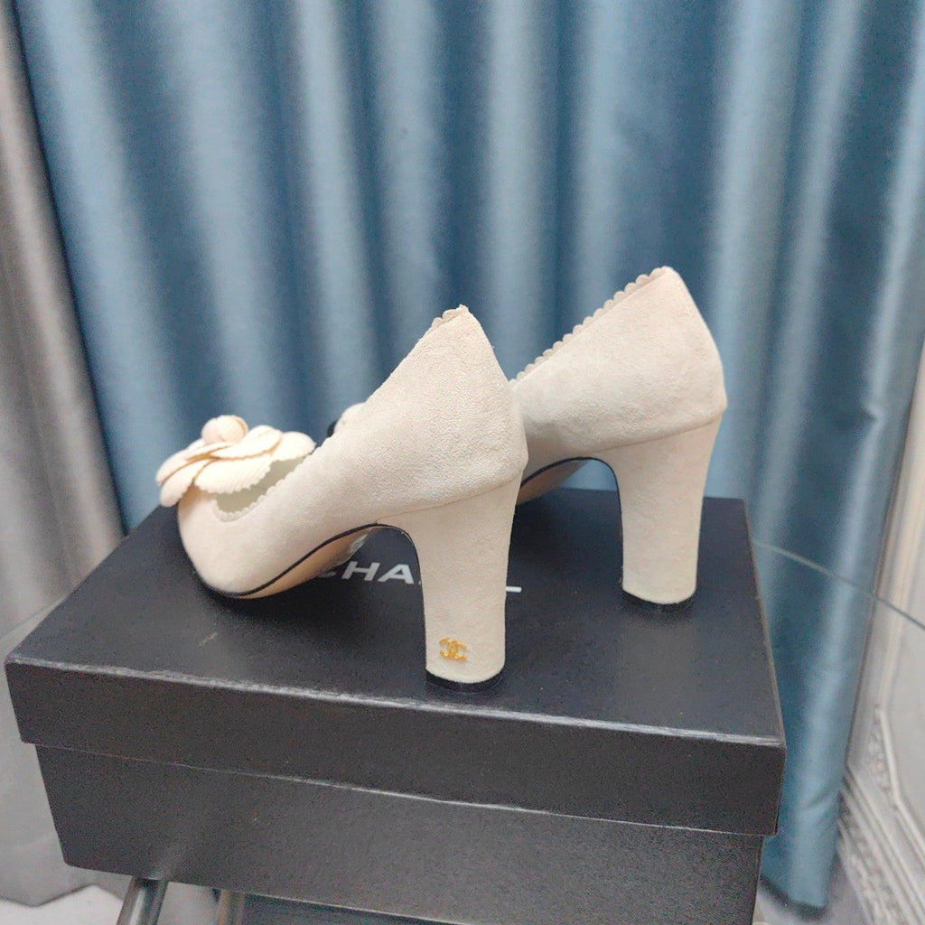 CHANEL HIGH HEELS 80 MM IN WHITE SUEDE AND BLACK CALFSKIN WITH FLOWER
