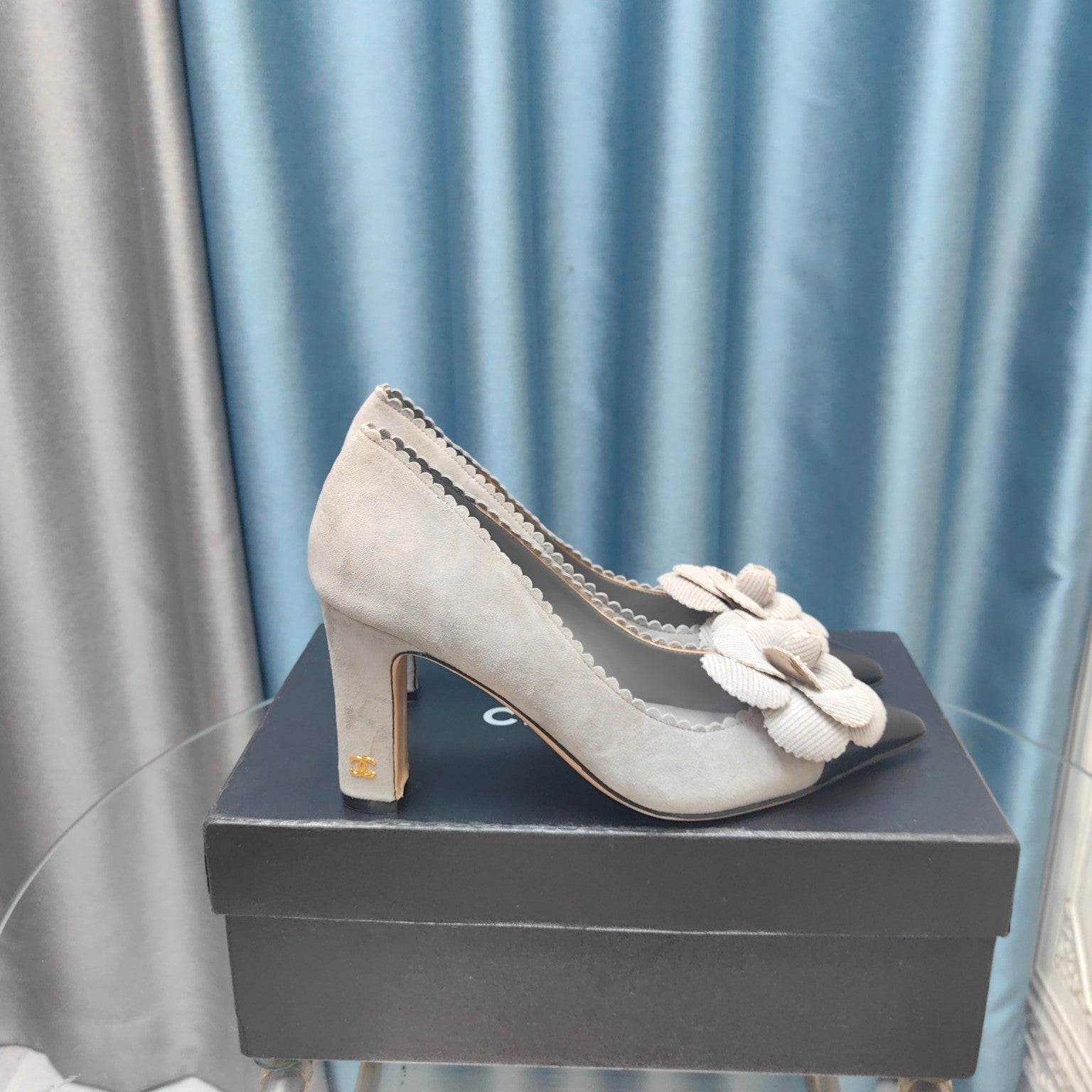 CHANEL HIGH HEELS 80 MM IN SPANISH GRAY SUEDE AND BLACK CALFSKIN WITH FLOWER