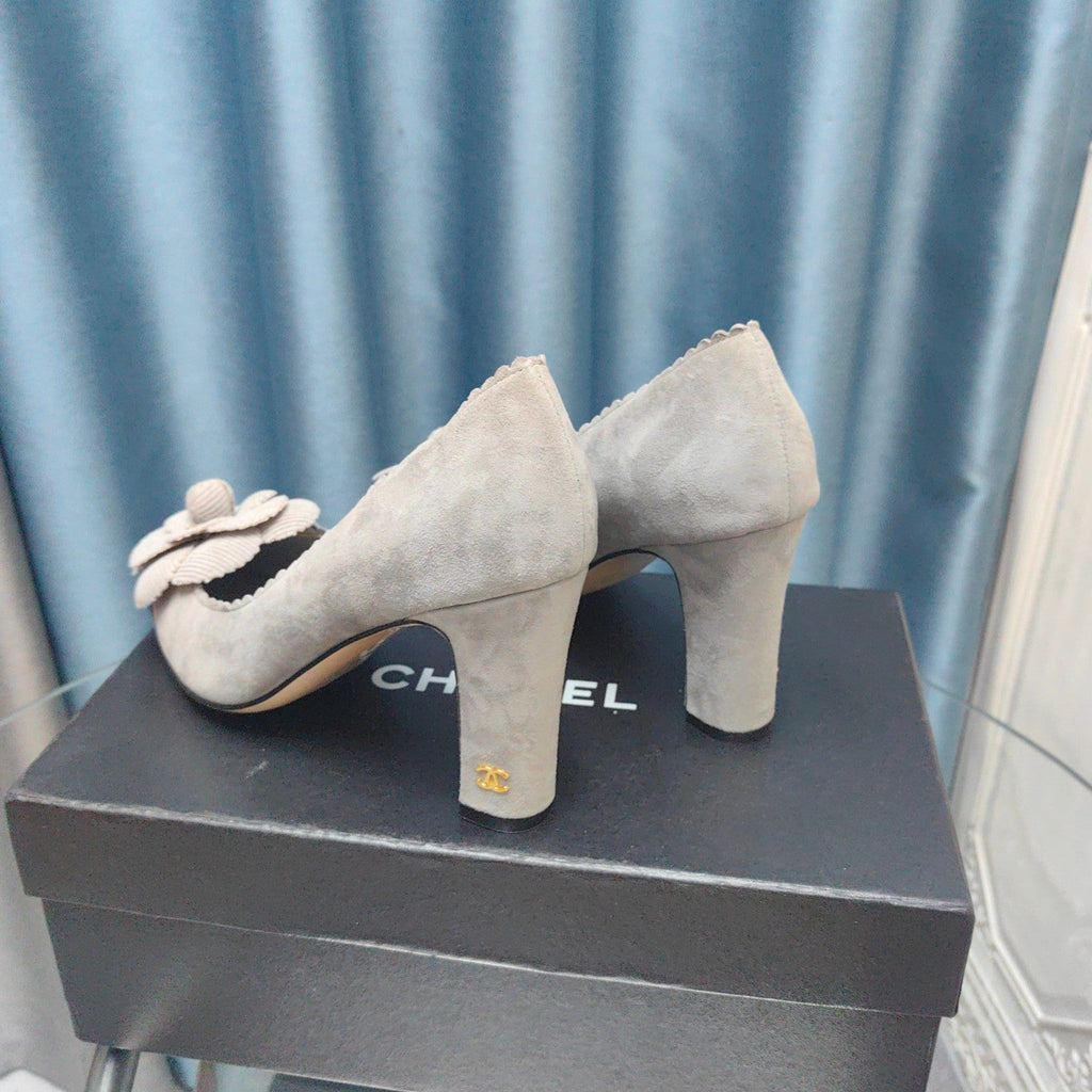 CHANEL HIGH HEELS 80 MM IN SPANISH GRAY SUEDE AND BLACK CALFSKIN WITH FLOWER