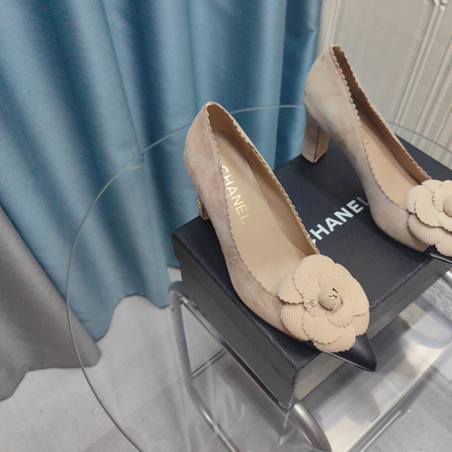 CHANEL HIGH HEELS 80 MM IN TAN BEIGE SUEDE AND BLACK CALFSKIN WITH FLOWER