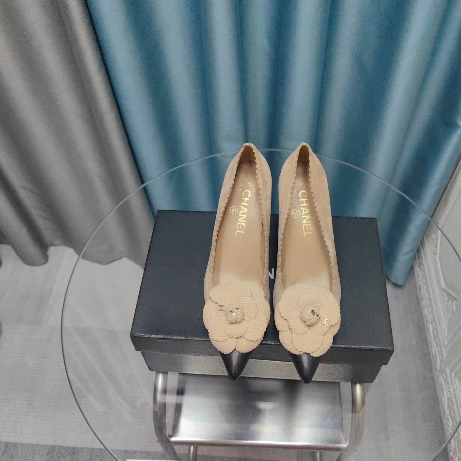 CHANEL HIGH HEELS 80 MM IN TAN BEIGE SUEDE AND BLACK CALFSKIN WITH FLOWER