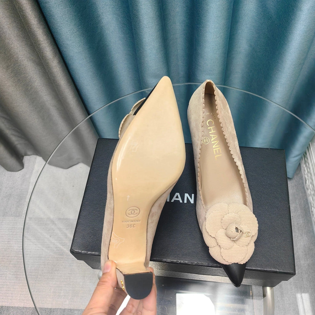 CHANEL HIGH HEELS 80 MM IN TAN BEIGE SUEDE AND BLACK CALFSKIN WITH FLOWER