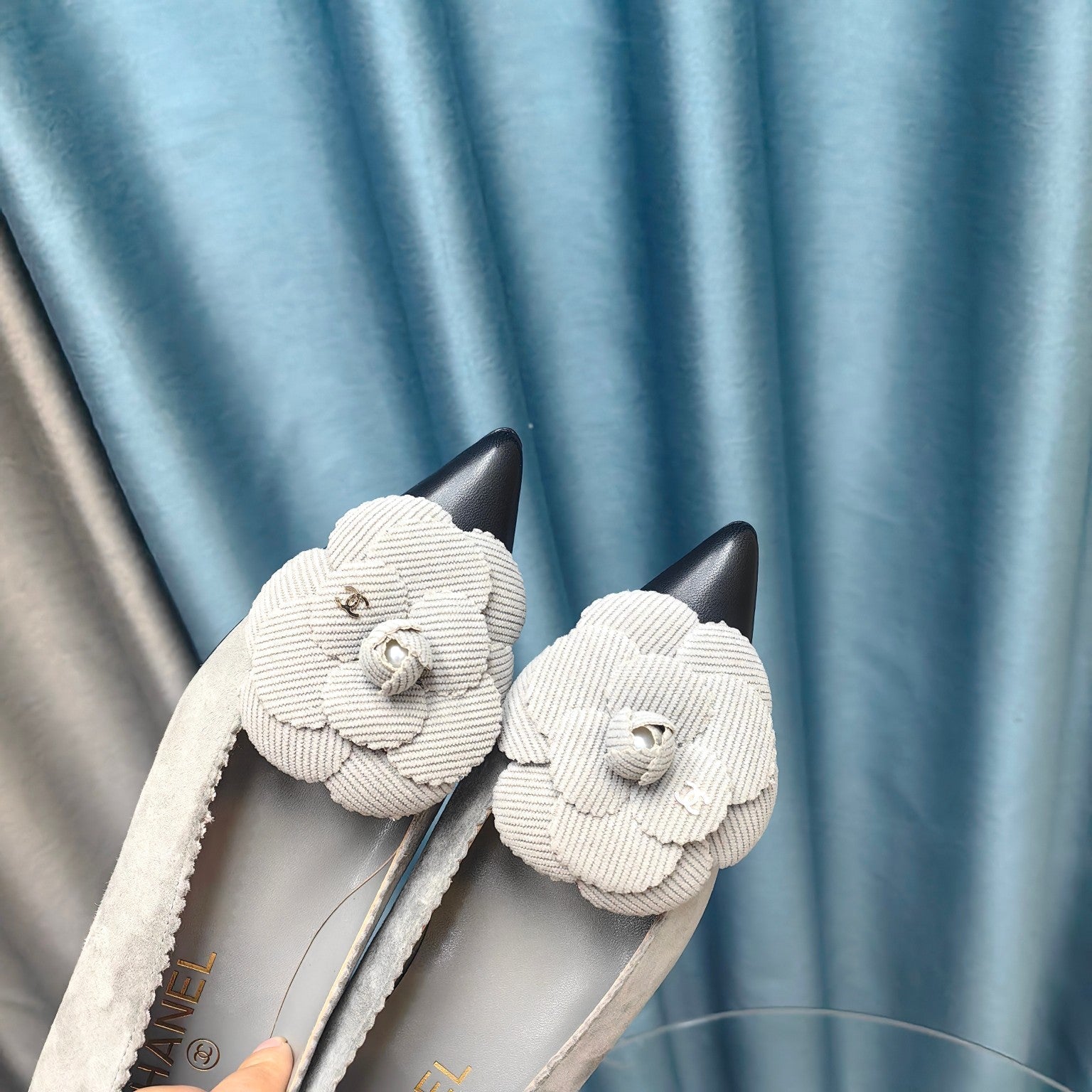 CHANEL BALLET FLAT IN SPANISH GRAY SUEDE AND BLACK CALFSKIN WITH FLOWER