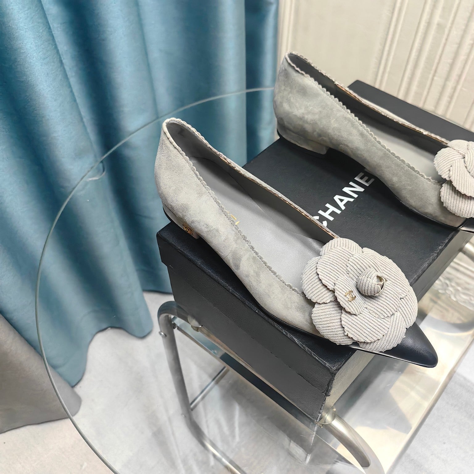 CHANEL BALLET FLAT IN SPANISH GRAY SUEDE AND BLACK CALFSKIN WITH FLOWER