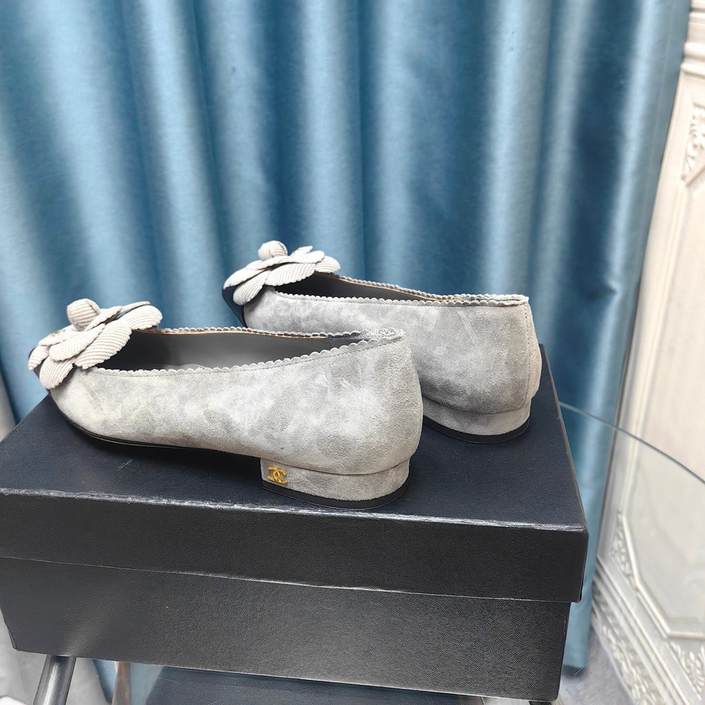 CHANEL BALLET FLAT IN SPANISH GRAY SUEDE AND BLACK CALFSKIN WITH FLOWER