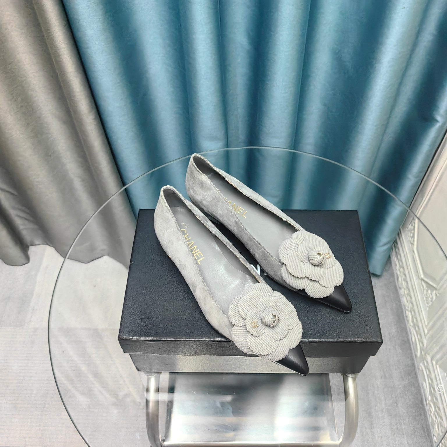 CHANEL BALLET FLAT IN SPANISH GRAY SUEDE AND BLACK CALFSKIN WITH FLOWER
