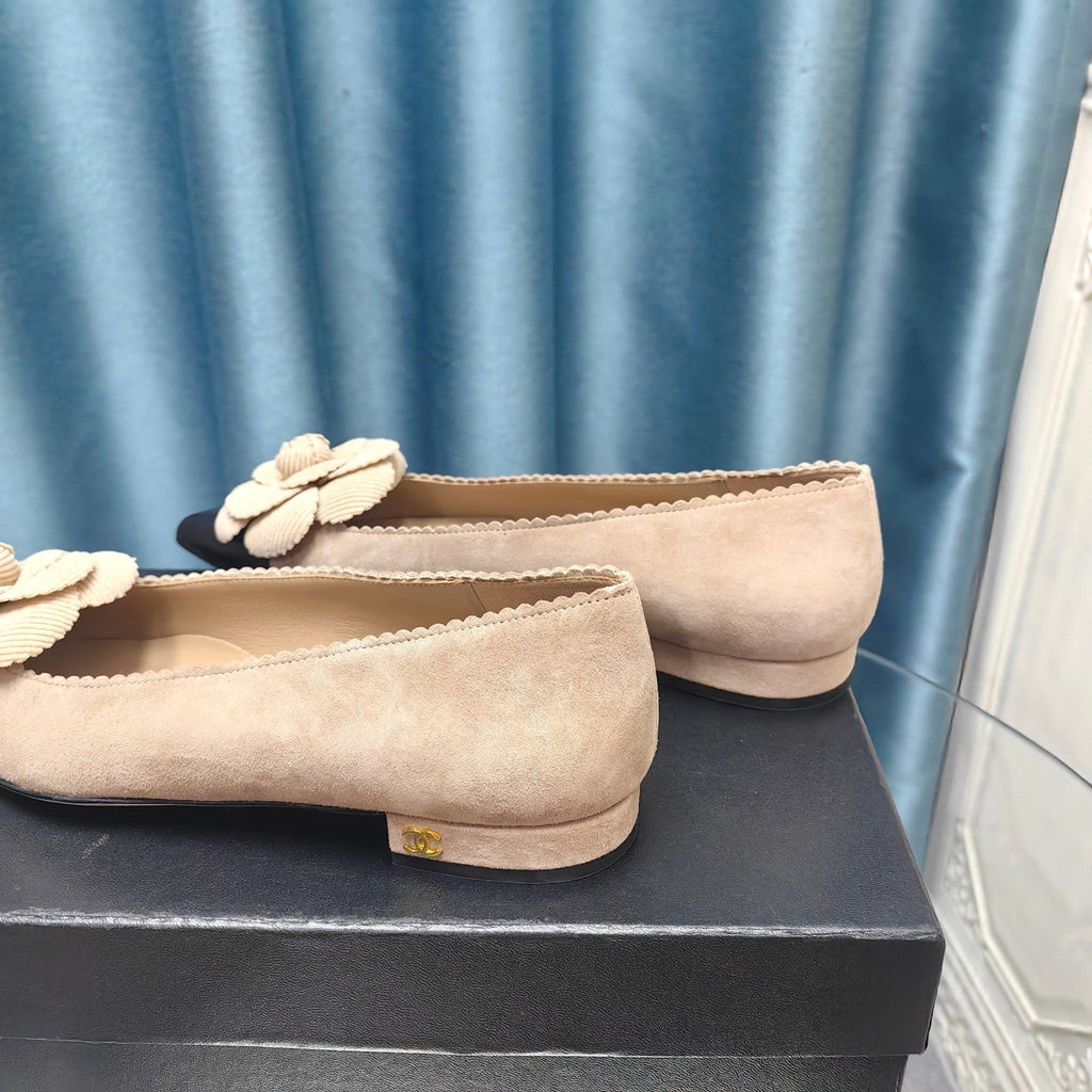 CHANEL BALLET FLAT IN TAN BEIGE SUEDE AND BLACK CALFSKIN WITH FLOWER